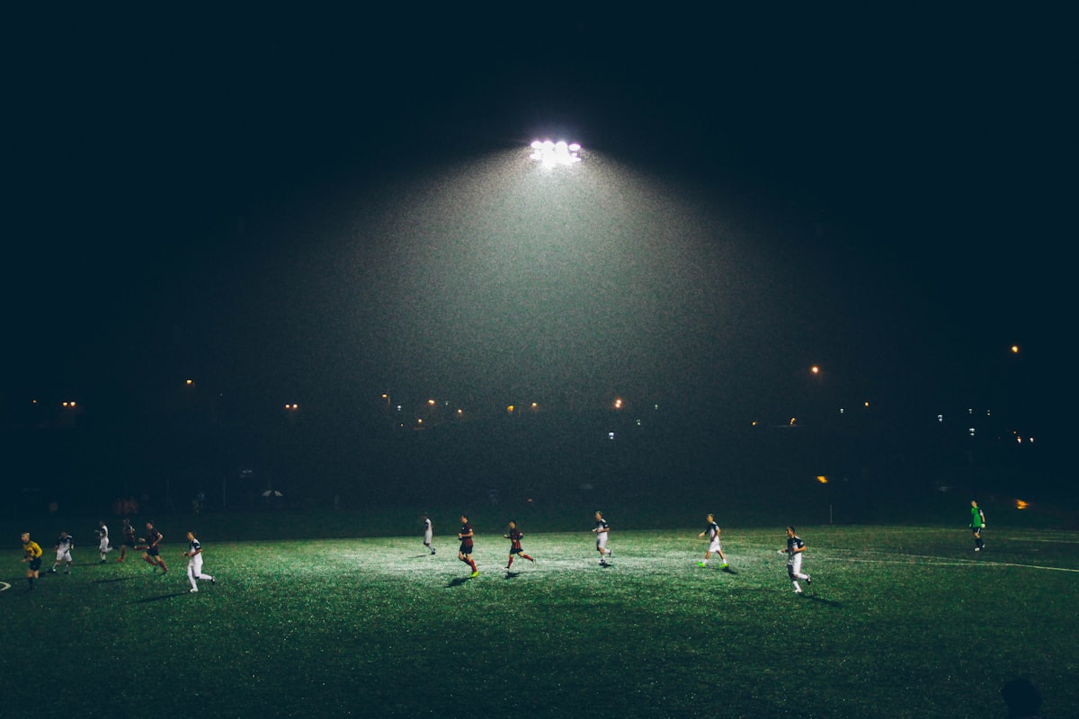 Voetbalveld met clubkleding