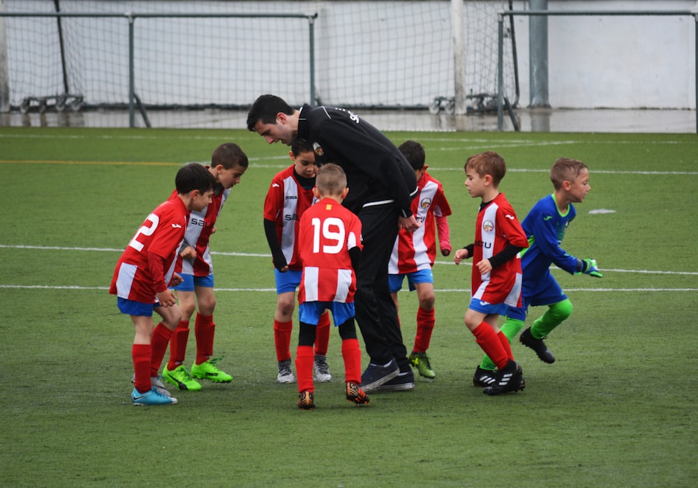 Sporters in Tretton clubkleding op het veld