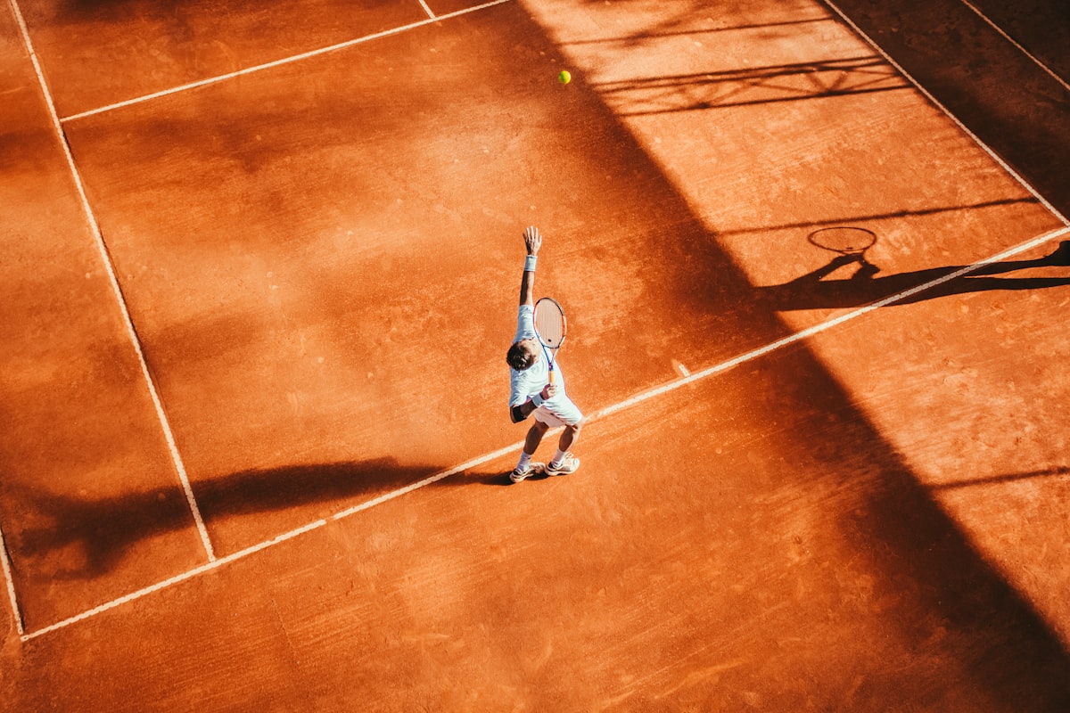 Tennisclubkleding op de baan
